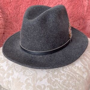 Vintage grey fedora with leather and feather trim🩶